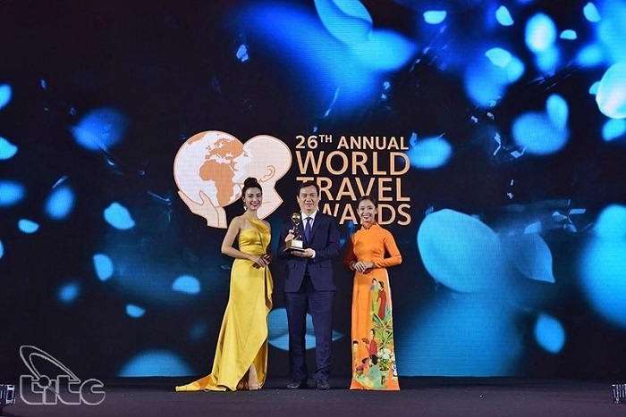 Tổng cục trưởng Tổng cục Du lịch Nguyễn Trùng Khánh thay mặt ngành Du lịch Việt Nam nhận giải thưởng Điểm đến hàng đầu châu Á 2019 do World Travel Awards trao tặng tại Phú Quốc. (Ảnh: TITC)